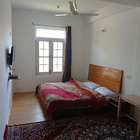 The Ile Hotel Srinagar  Exterior photo